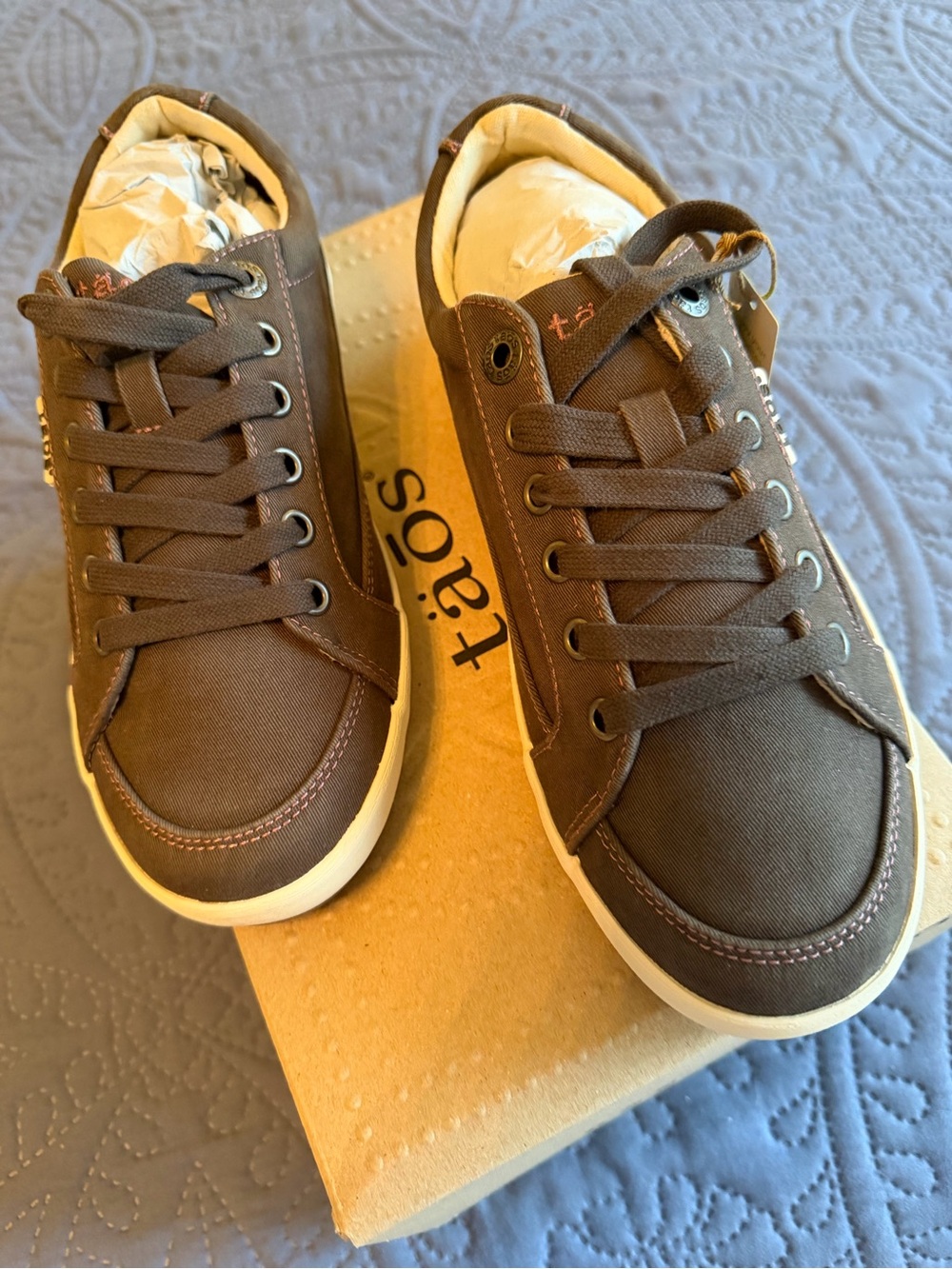 NWT Taos Footwear Women’s Brown Canvas Lace-Up Sneakers